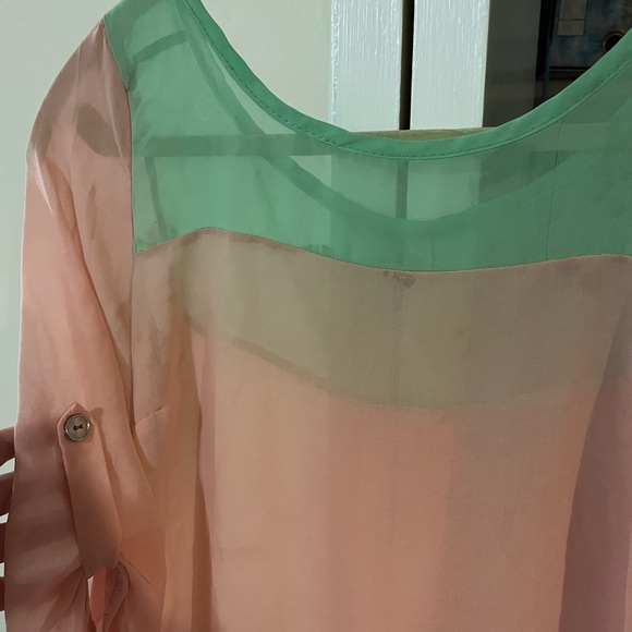 Adorable four quarter sleeve top - Picture 2 of 4